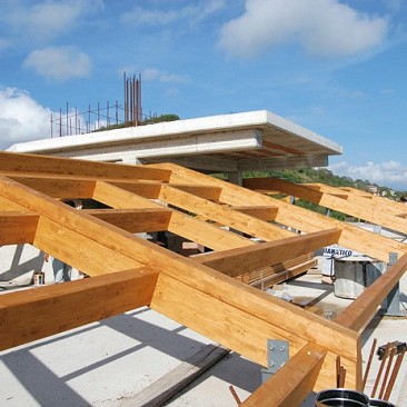 Risolvere i problemi di coibentazione e di isolamento termico con un tetto in legno lamellare ventil